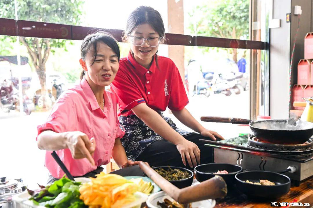 全网追的“扁担女孩”,找了一份暑假工,时薪12元 - 白银生活资讯 - 白银28生活网 by.28life.com