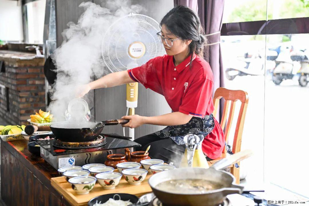 全网追的“扁担女孩”,找了一份暑假工,时薪12元 - 白银生活资讯 - 白银28生活网 by.28life.com